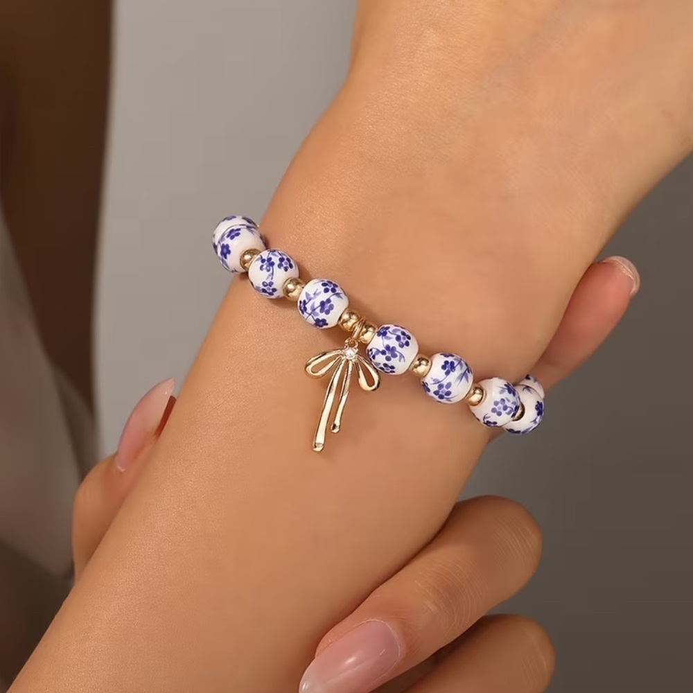 NEW Elegant Gold and Blue Floral Bracelet. Cute Trendy Bracelet 💙  A9-285